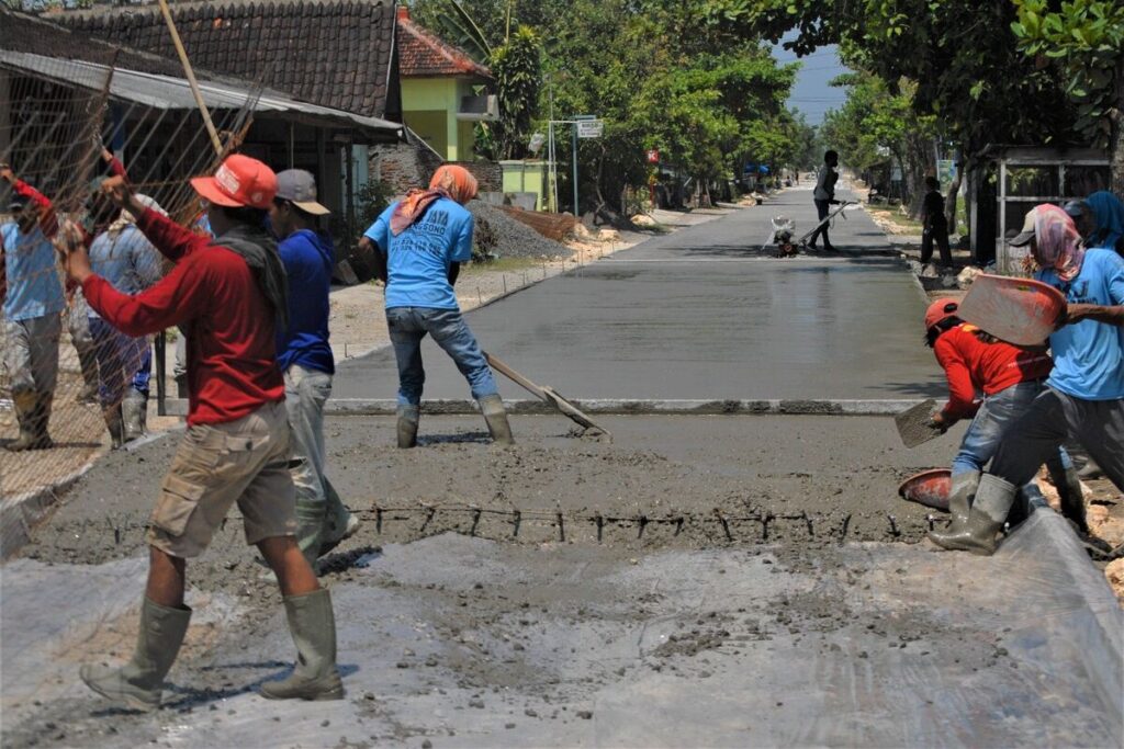 Pembangunan Lapen Kampung Sribasuki Wujudkan Desa Lebih Aktif